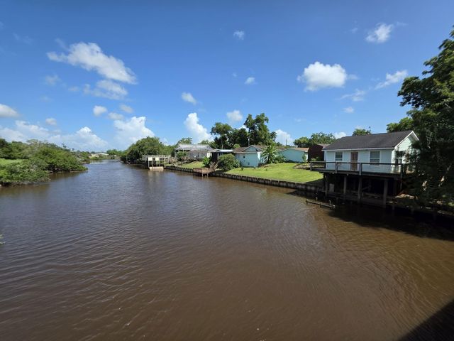 354 Sir Lancelot Drive N, Sargent, TX 77414