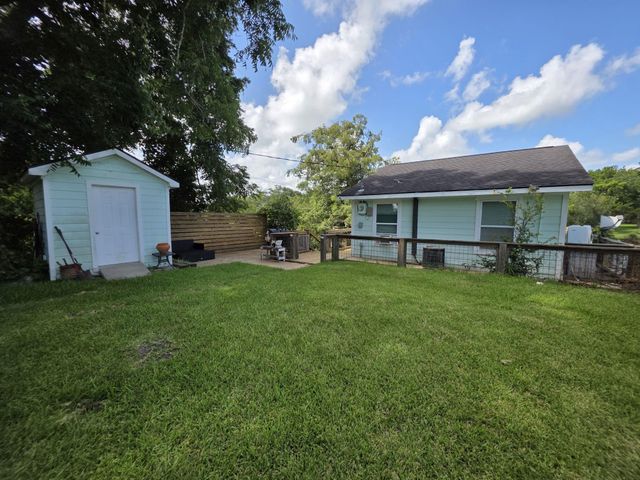 354 Sir Lancelot Drive N, Sargent, TX 77414