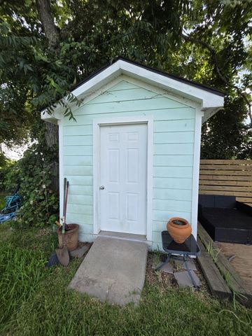 354 Sir Lancelot Drive N, Sargent, TX 77414