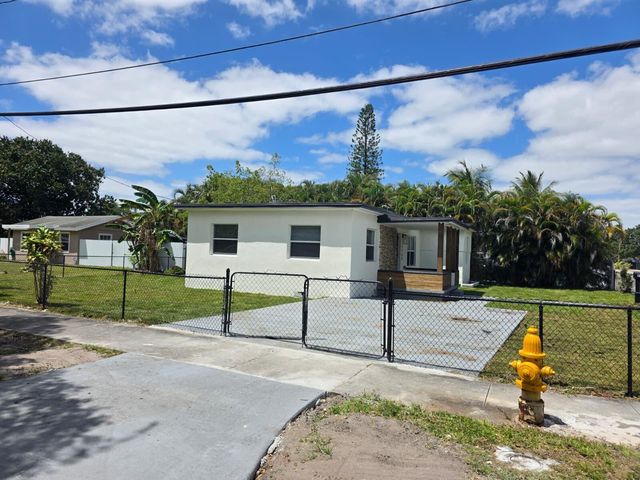 9900 NW 25th Avenue, Miami, FL 33147