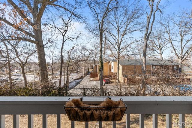 621 S Kirkwood Rd 202, St Louis, MO 63122