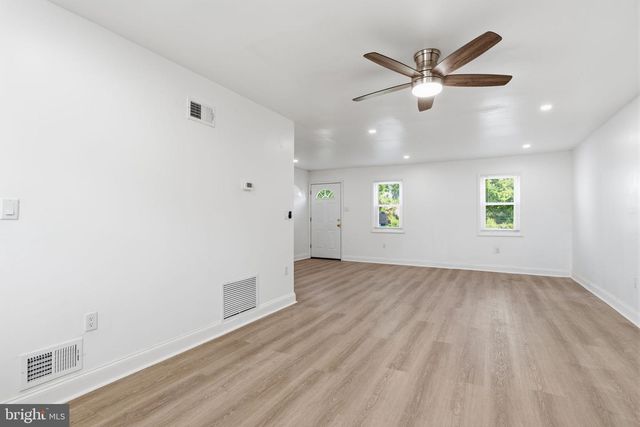 5805 MITCHELL RD, Levittown, PA 19057