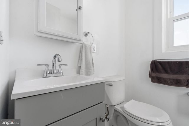 5805 MITCHELL RD, Levittown, PA 19057