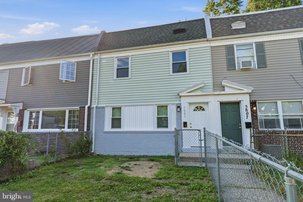 5805 MITCHELL RD, Levittown, PA 19057