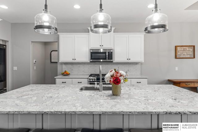 10105 S 180th Avenue Circle, Omaha, NE 68136