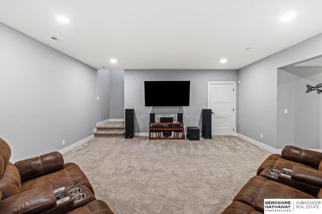 10105 S 180th Avenue Circle, Omaha, NE 68136