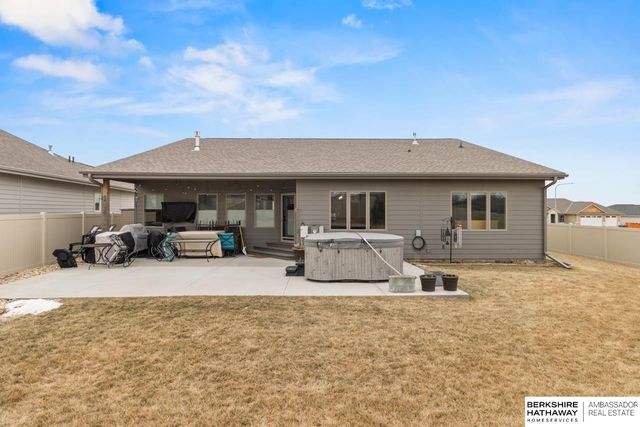 10105 S 180th Avenue Circle, Omaha, NE 68136