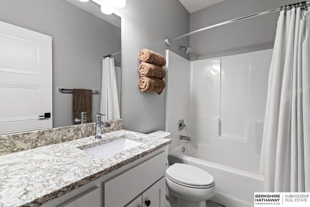 10105 S 180th Avenue Circle, Omaha, NE 68136