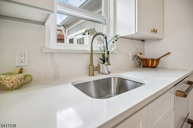 27 Hartshorn Ter, West Orange Twp., NJ 07052