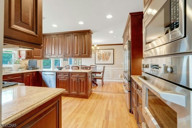 42 Cosgrove Ct, Fair Lawn Boro, NJ 07410