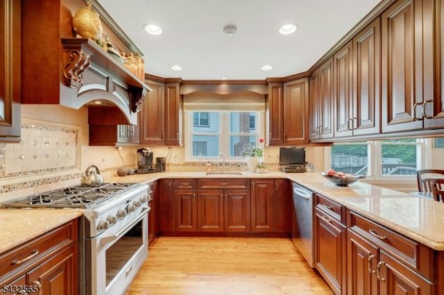 42 Cosgrove Ct, Fair Lawn Boro, NJ 07410