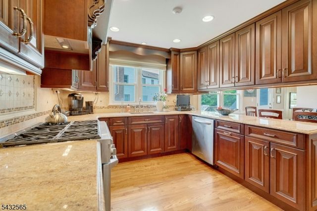 42 Cosgrove Ct, Fair Lawn Boro, NJ 07410