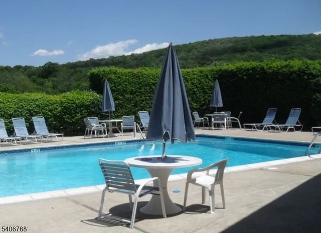 409 Spruce Hills Dr 409, Glen Gardner Boro, NJ 08826