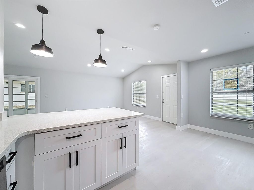 Image 10 of property listing at 20174 SW RAINBOW LAKES BOULEVARD, Dunnellon, FL 34431