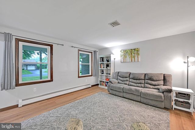 843 DOUGLAS DR, Lititz, PA 17543