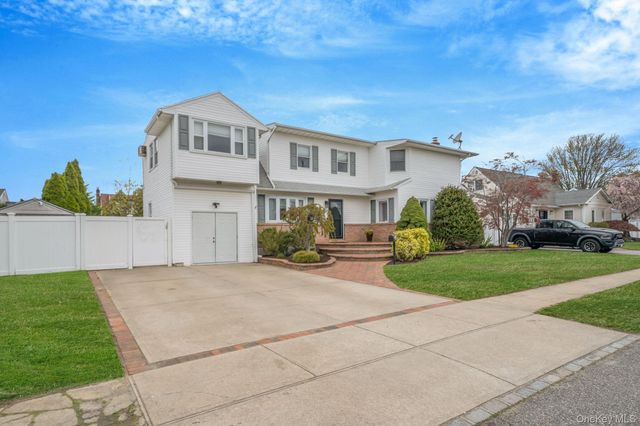 580 Center Briarwood Avenue, West Islip, NY 11795
