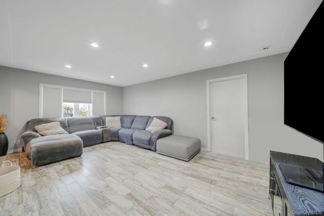 580 Center Briarwood Avenue, West Islip, NY 11795