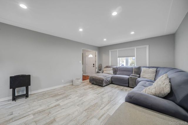 580 Center Briarwood Avenue, West Islip, NY 11795