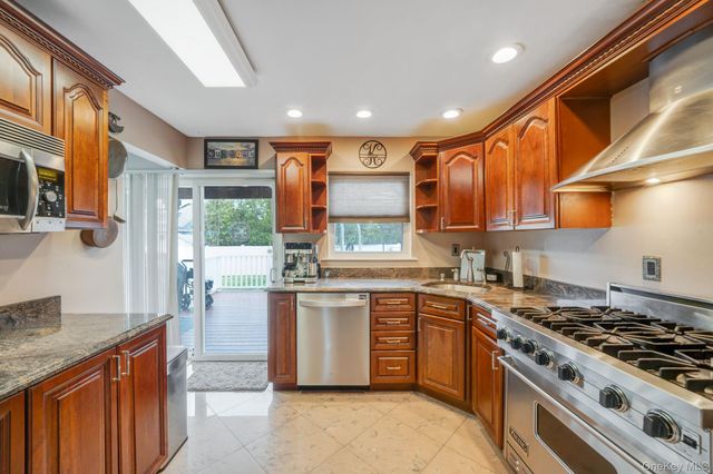 580 Center Briarwood Avenue, West Islip, NY 11795