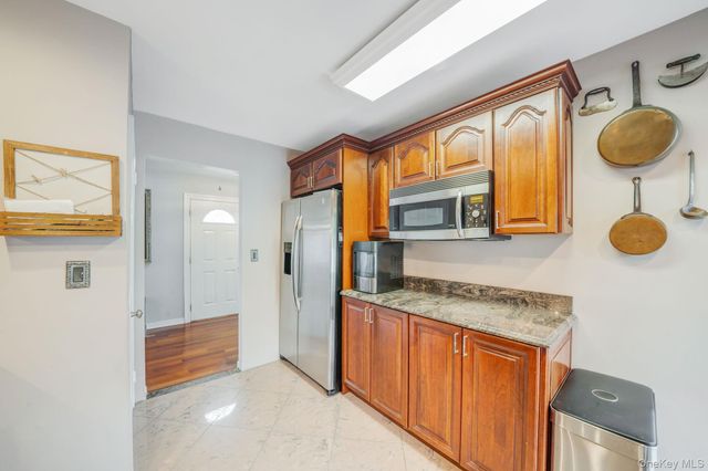 580 Center Briarwood Avenue, West Islip, NY 11795