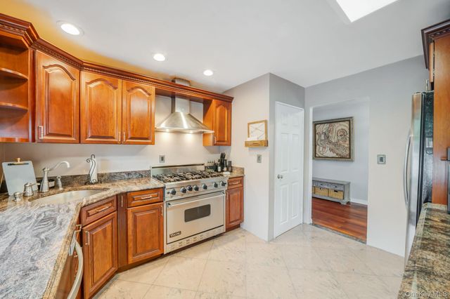 580 Center Briarwood Avenue, West Islip, NY 11795