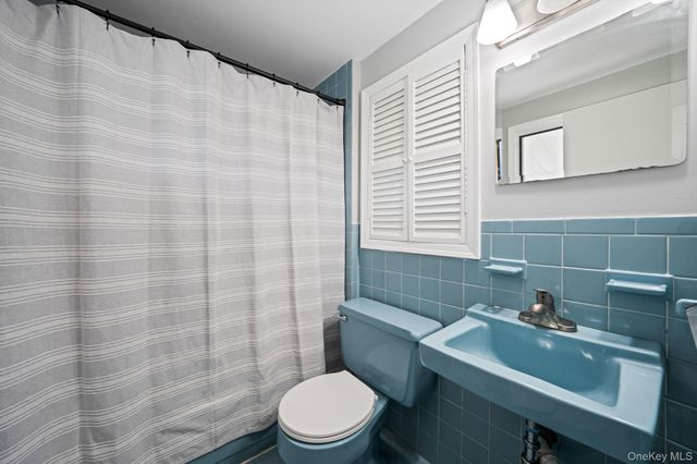 580 Center Briarwood Avenue, West Islip, NY 11795