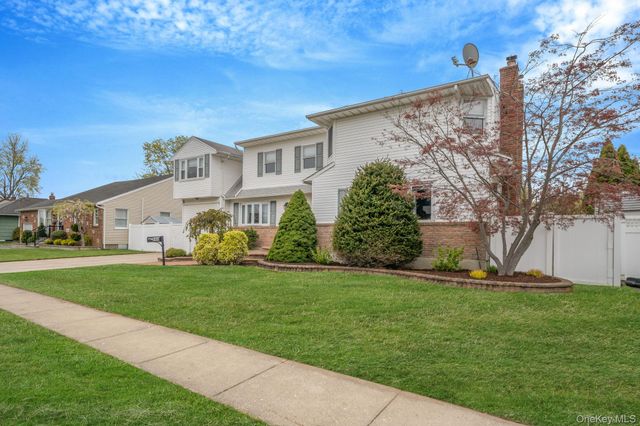 580 Center Briarwood Avenue, West Islip, NY 11795