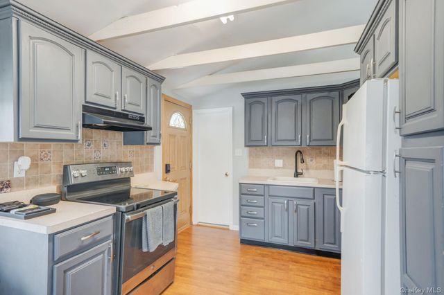 580 Center Briarwood Avenue, West Islip, NY 11795