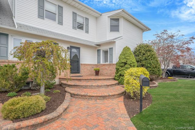 580 Center Briarwood Avenue, West Islip, NY 11795