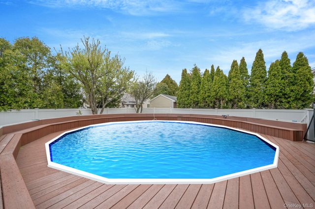 580 Center Briarwood Avenue, West Islip, NY 11795