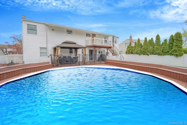 580 Center Briarwood Avenue, West Islip, NY 11795