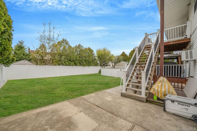 580 Center Briarwood Avenue, West Islip, NY 11795