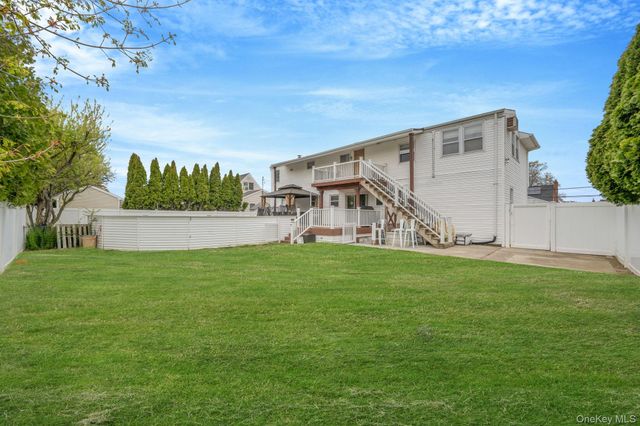 580 Center Briarwood Avenue, West Islip, NY 11795