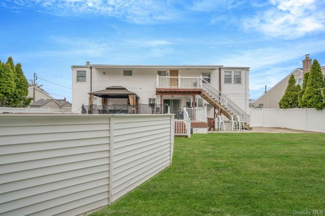 580 Center Briarwood Avenue, West Islip, NY 11795