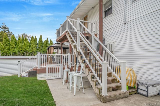 580 Center Briarwood Avenue, West Islip, NY 11795