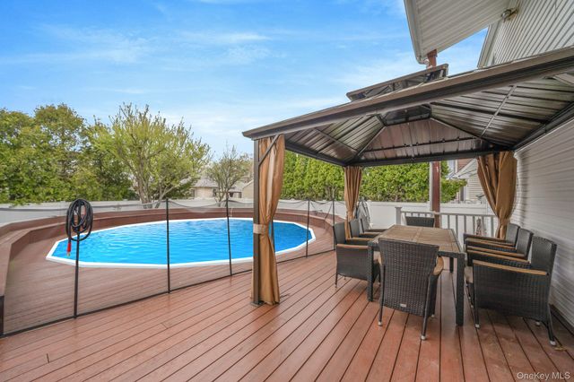 580 Center Briarwood Avenue, West Islip, NY 11795