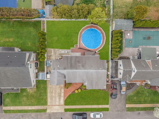 580 Center Briarwood Avenue, West Islip, NY 11795