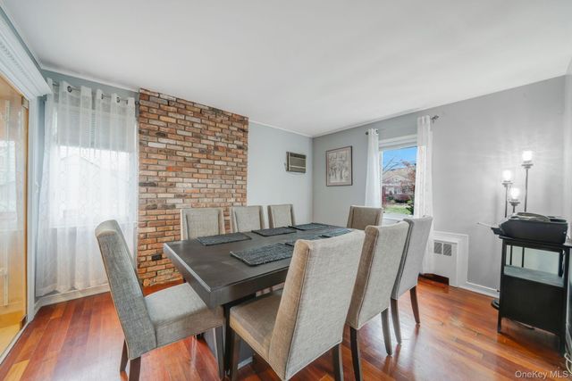 580 Center Briarwood Avenue, West Islip, NY 11795