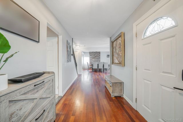 580 Center Briarwood Avenue, West Islip, NY 11795