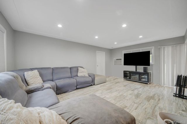 580 Center Briarwood Avenue, West Islip, NY 11795