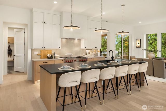 1706 111th Avenue NE, Bellevue, WA 98004