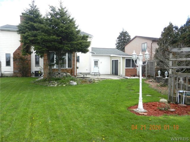 62 Deer Chase Rd Road, West Seneca, NY 14224