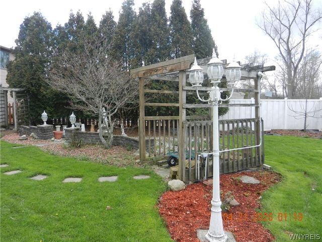 62 Deer Chase Rd Road, West Seneca, NY 14224