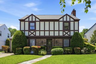 66 Kenwood Road, Garden City, NY 11530