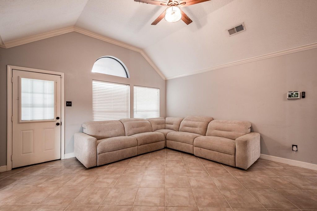 Image 11 of property listing at 3401 Wood Fox Drive, Alvin, TX 77511