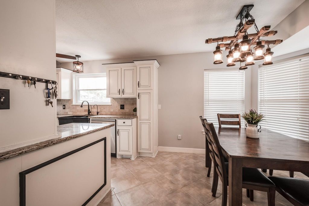 Image 13 of property listing at 3401 Wood Fox Drive, Alvin, TX 77511