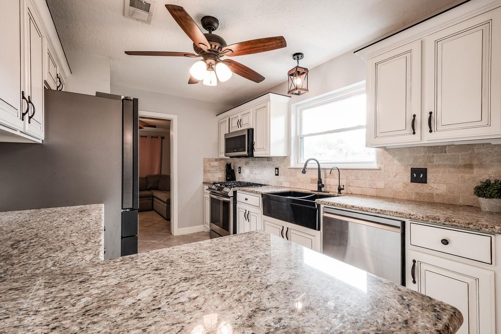 Image 14 of property listing at 3401 Wood Fox Drive, Alvin, TX 77511