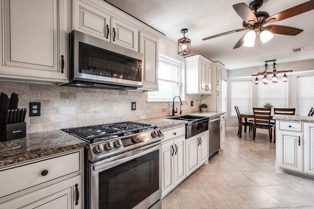 Image 16 of property listing at 3401 Wood Fox Drive, Alvin, TX 77511