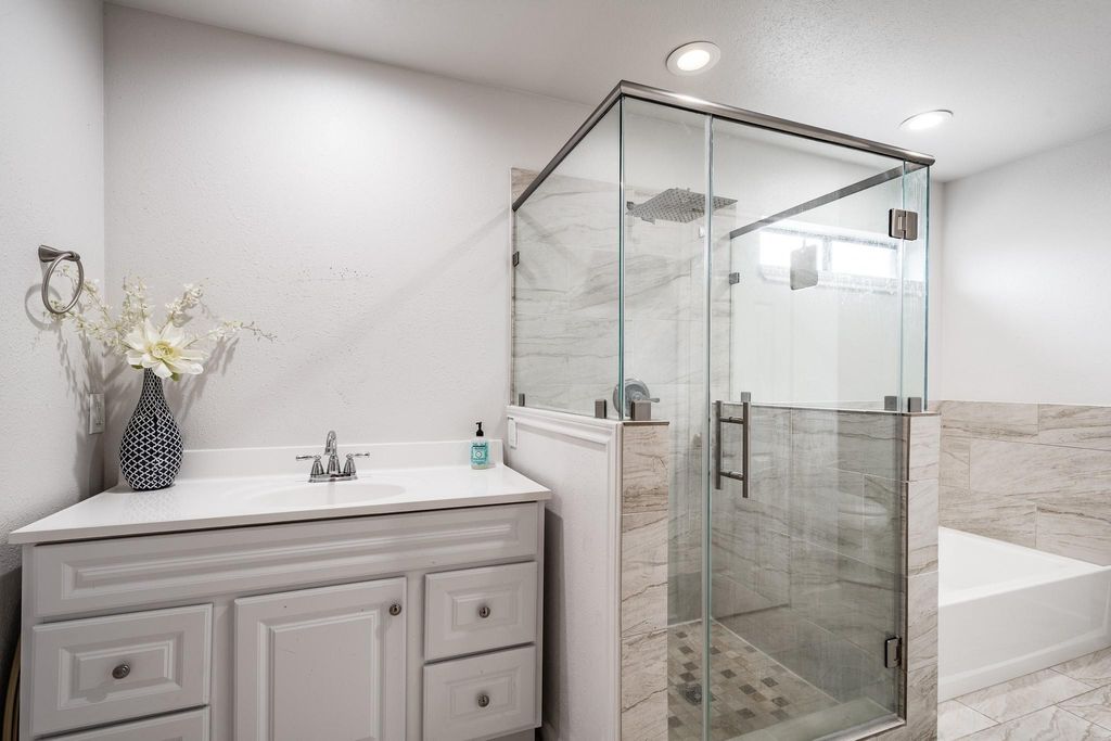 Image 24 of property listing at 3401 Wood Fox Drive, Alvin, TX 77511