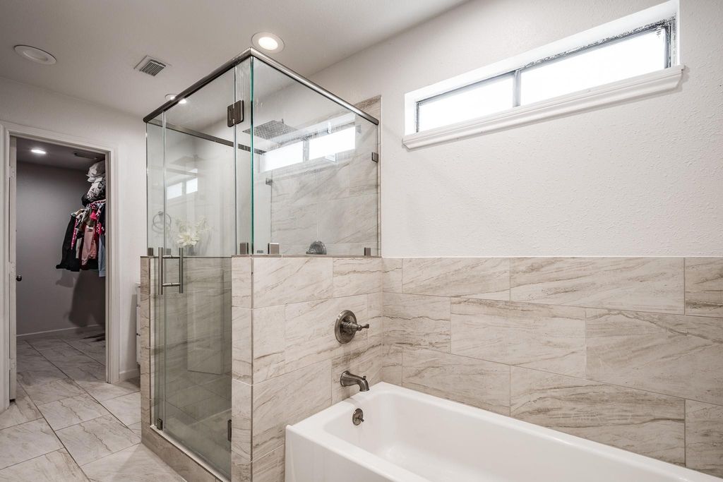 Image 27 of property listing at 3401 Wood Fox Drive, Alvin, TX 77511